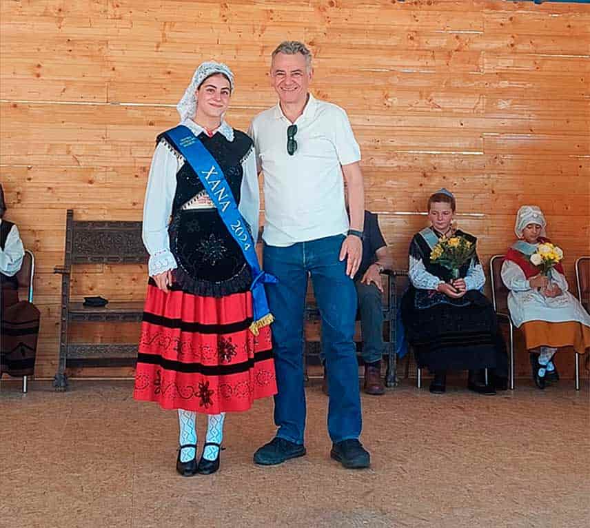 El presidente del Centro Asturiano de Madrid, Valentín Mtnez. Otero acompañado de la Xana 2024.