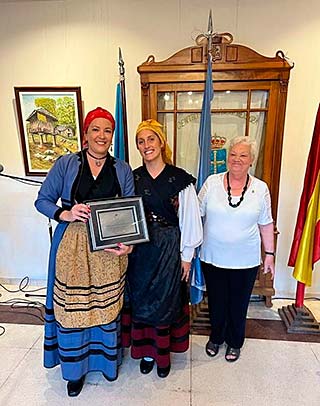 De izda. a dcha.: Karen Noval, presidenta; Julia García Puente, del Centro de Santa Fe entregando placa conmemorativa del 110 aniversario y Rosa María Suárez Rodríguez, expresidenta del Centro Asturiano de Mendoza.
