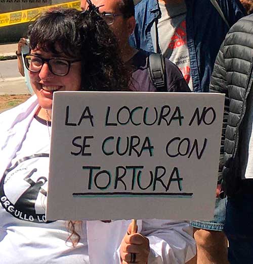 Carteles reivindicativos en el Día del Orgullo Loco Astur.