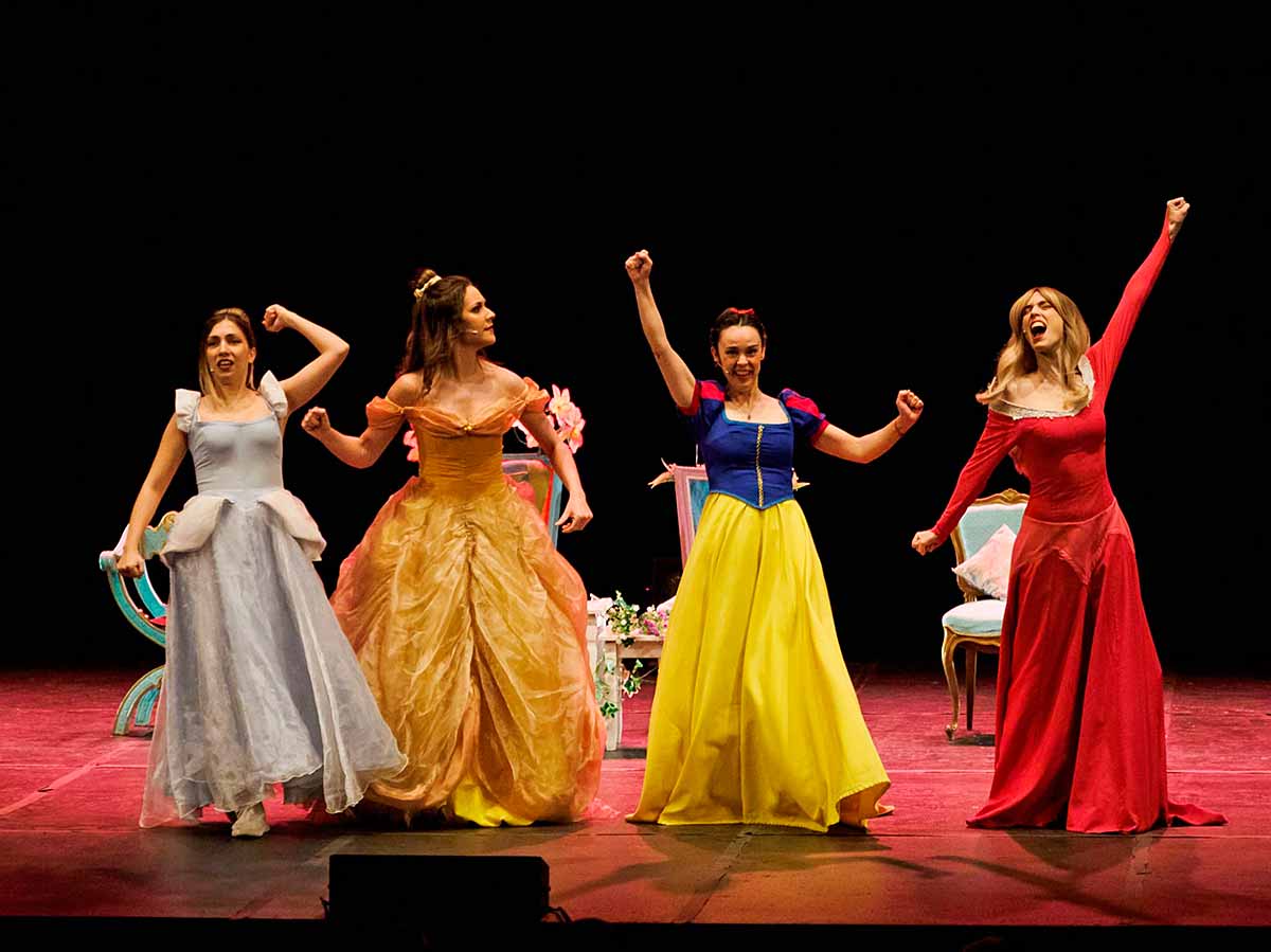 Katia Borlado, actriz: «El teatro es algo liberador» Katia Borlado, de Blancanieves, en la obra de teatro "No me toques el cuento", de Olivia Lara.