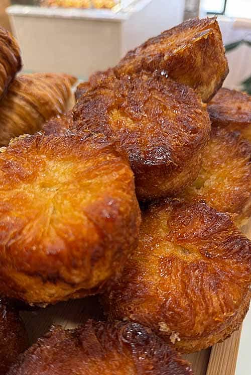 Bárbara Pereira, una pastelera creativa en el medio rural 4 Kouign Aman. Dulces originarios de Francia. Pastelería La Gloria, Turón (Mieres)