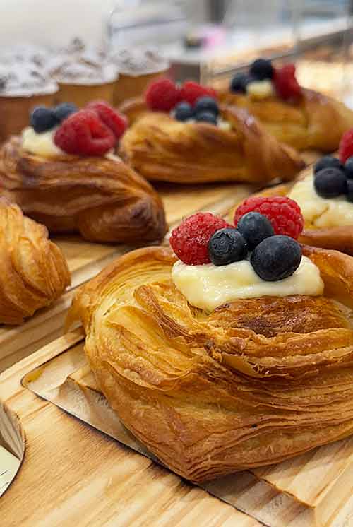 Bárbara Pereira, una pastelera creativa en el medio rural 2 Masa hojaldrada con crema y frutos rojos. Pastelería La Gloria.