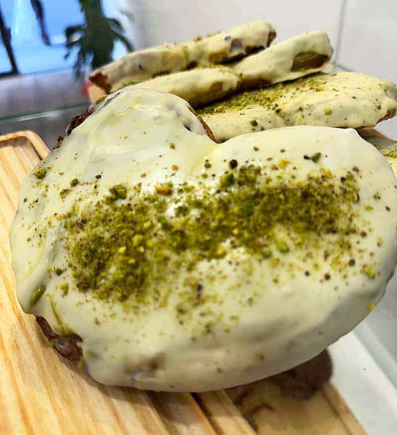 Bárbara Pereira, una pastelera creativa en el medio rural 5 Palmera con hojaldre, praliné de pistacho y chocolate Ivoire. Pastelería La Gloria, Turón (Mieres)