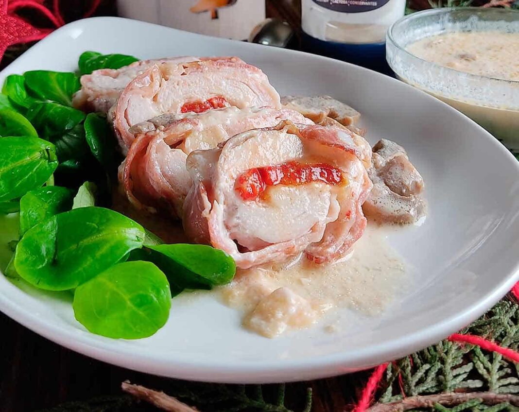 Rollo de pechuga de pollo con salsa de trufa y nata