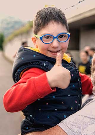 Bruno González, un niño de siete años que vive en El Entrego, tiene una enfermedad rara a causa de una mutación en el gen KAT6A.