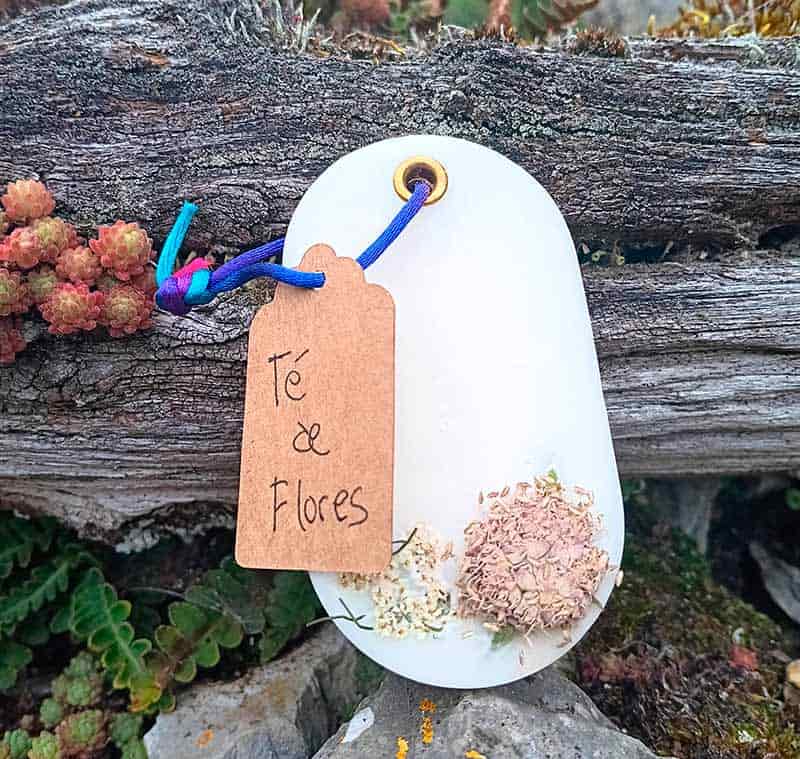 Ambientador para armarios elaborado con té de flores. Producto de Sulalla Artesanos.