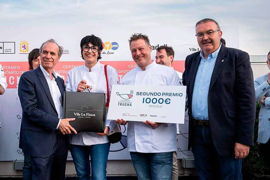 Ángel Izquierdo Álvarez, el chef del Restaurante El Castelo, de Castropol, y Susana Tirado recogiendo el segundo premio en el Certamen Gastronómico de la Trucha 2025 en León.