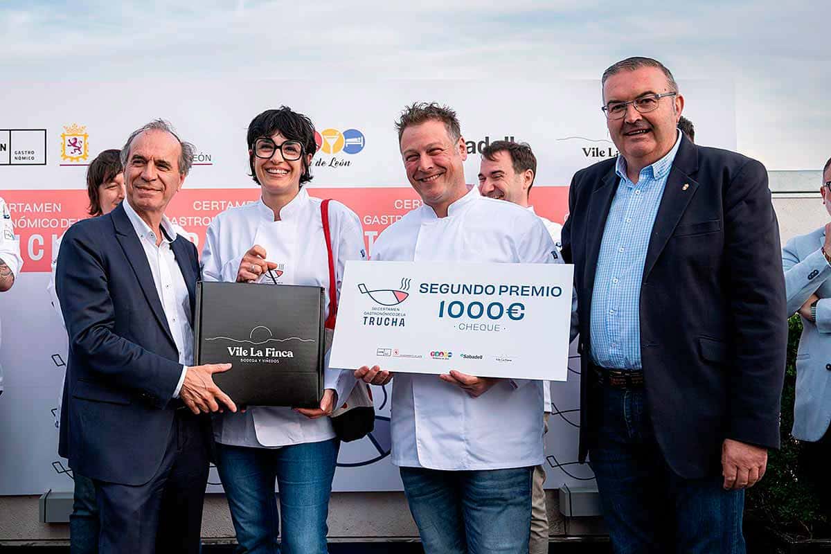 Una trucha de campeonato Ángel Izquierdo Álvarez, el chef del Restaurante El Castelo, de Castropol, y Susana Tirado recogiendo el segundo premio en el Certamen Gastronómico de la Trucha 2025 en León.