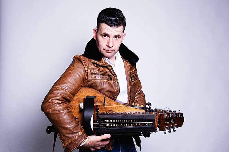 Héctor Braga: «Un pueblo que no conoce su historia y su cultura, es como un árbol sin raíz» 1 Héctor Braga, músico asturiano