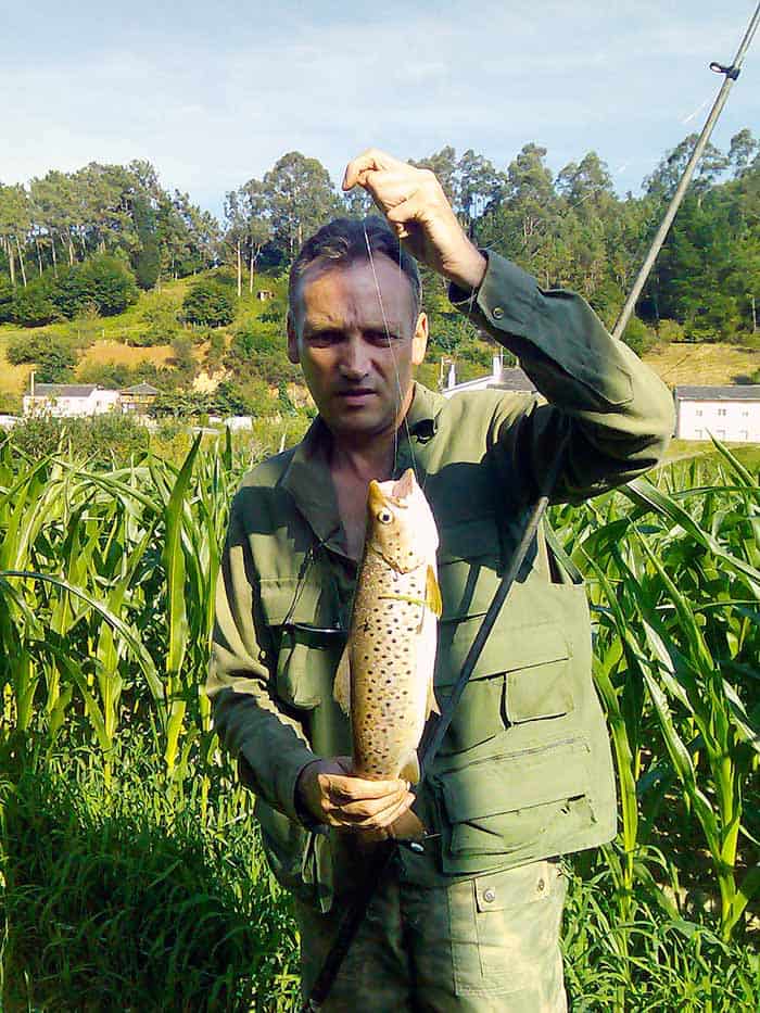 Anécdotas de 21 años de río por tierras asturianas 3 José Manuel Álvarez Mayo con una de sus capturas.