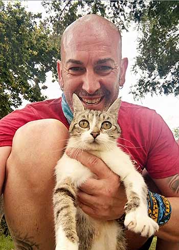 ¿Conoces el primer alojamiento Pet Friendly del mundo con descuentos? 1 Carlos Menéndez, propietario de la vivienda vacacional "los Ojos de Bel" en Trevías, Asturias.