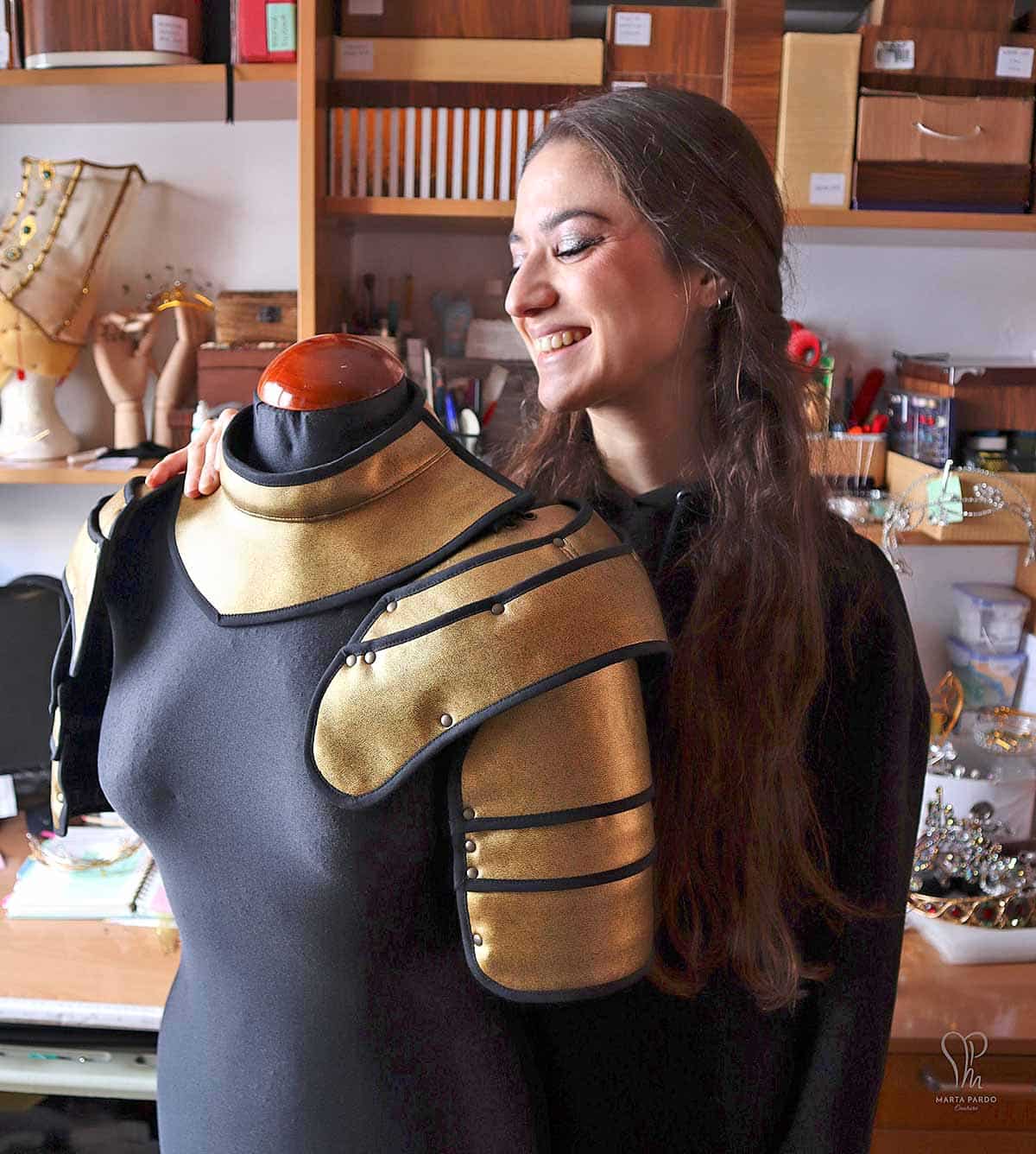 Marta Pardo (M Pardo Couture) en su taller con una de sus creaciones