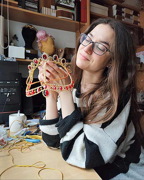 M Pardo Couture, sinónimo de arte 4 Marta Pardo en su taller con la tiara de ballet Leyre.