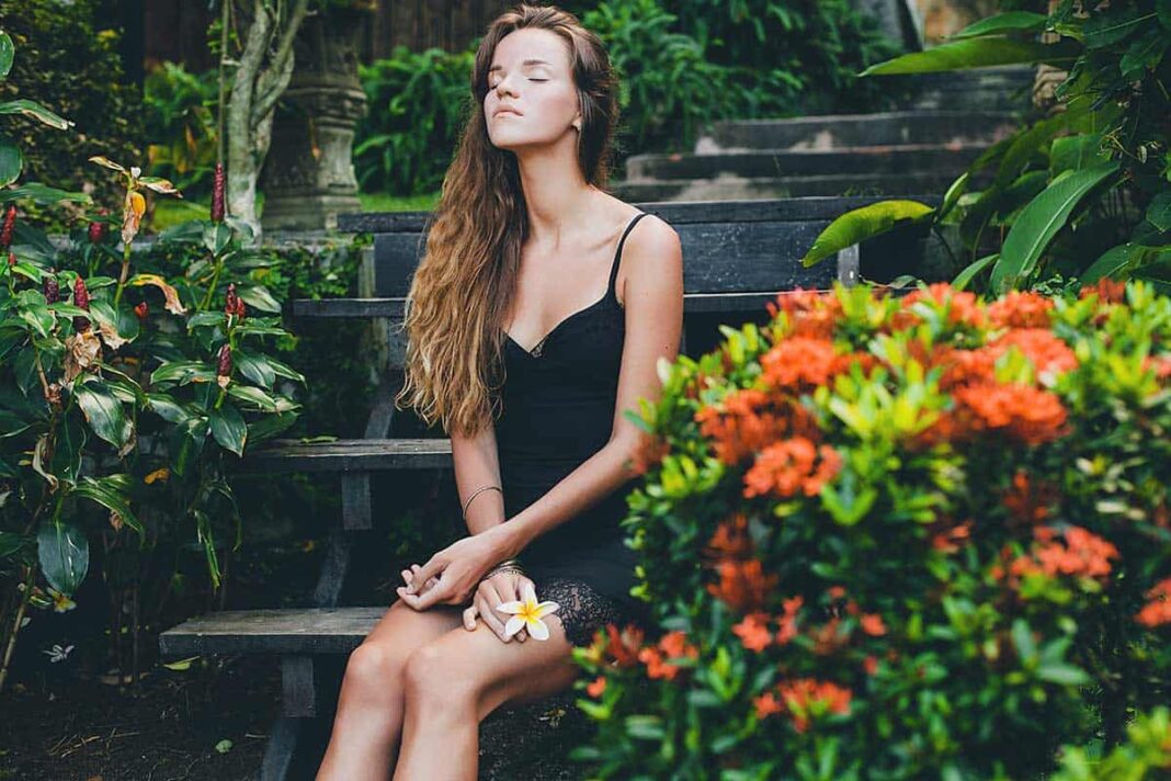 Mujer disfruta de la paz de la naturaleza.