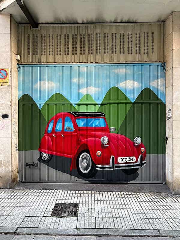 Poch, sprays autodidactas desde mediados de los 90 2 Arte urbano del artista asturiano Poch en la puerta de unos garajes de una comunidad de vecinos de Gijón.