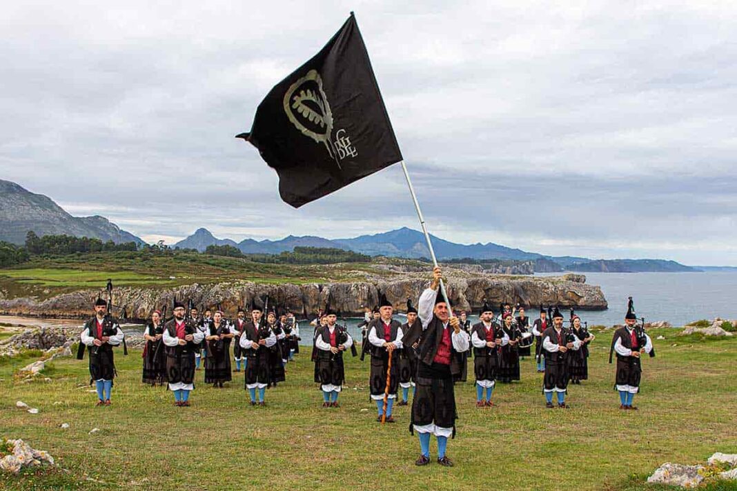 Banda de Gaitas Llacín (Llanes)
