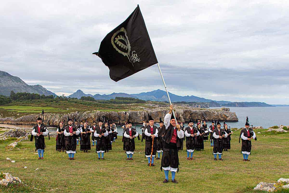 Banda de Gaitas Llacín, un sonido que viaja con la fuerza de un bufón Banda de Gaitas Llacín (Llanes)