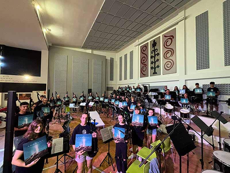 Integrantes de la Banda de Gaitas Llacín con ejemplares del disco Resollu.