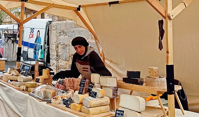 Buenos Quesos en el mercadillo de Pola de Allande.