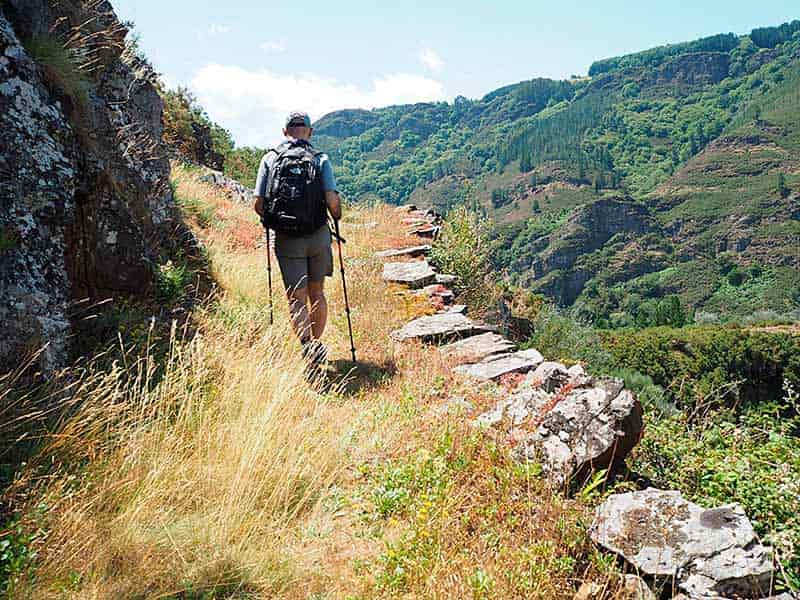 Un peregrino recorre uno de esos Caminos peregrinos olvidados por los territorios de Oscos, Ibias y el Valledor.