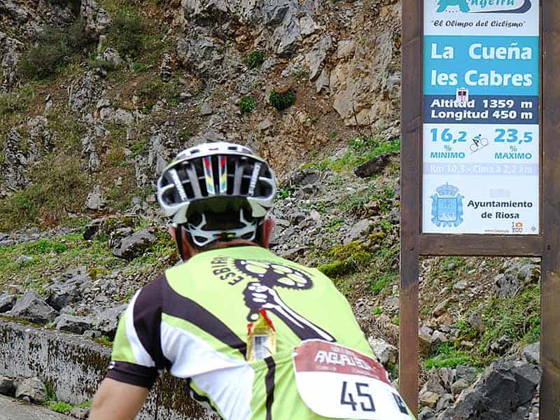 Angliru, mucho más que el final de una etapa 2 Ciclista en La Cueña les Cabres, en la subida al Angliru.