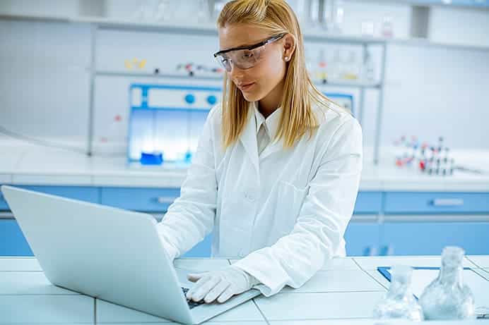 Científica trabajando en el laboratorio.