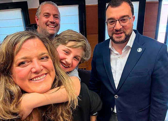 El presidente del Principado, Adrián Barbón, recibió hace unos días a Javi y su familia para conocer su caso de cerca y darle todo su apoyo.