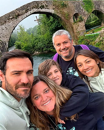 Javi y su familia con Saúl Craviotto en Cangas de Onís camino de Covadonga.