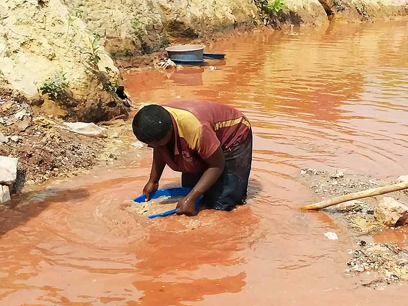 Un pedazo de África en la batería del coche 1 Mujer lavando mineral en las minas de Katanga, República Democrática del Congo.