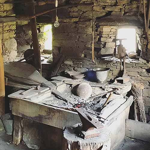 Juan Carlos Quintana, Museo de la Cuchillería: «Queremos contar cómo se utilizaba la madera» 4 Fragua en el Museo de la Cuchillería de Taramundi