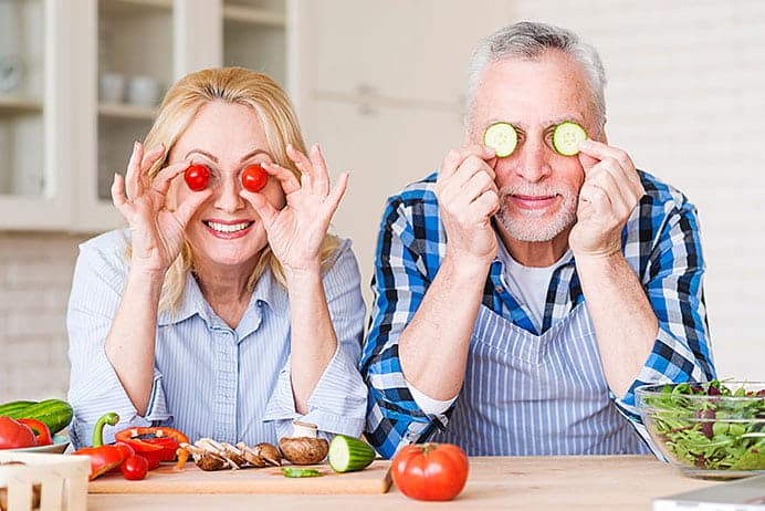 Pareja senior en la cocina