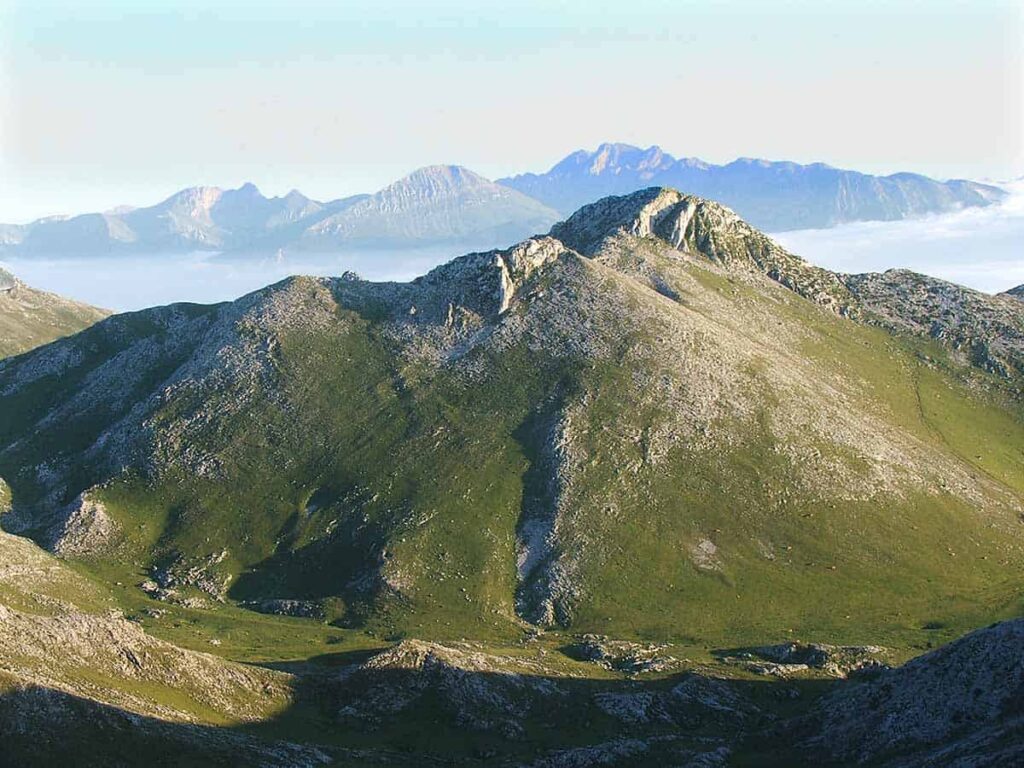 El Moncuevu (una de las montañas que hay en L'Angliru) desde La Gamonal con el Parque Natural Las Ubiñas-La Mesa al fondo