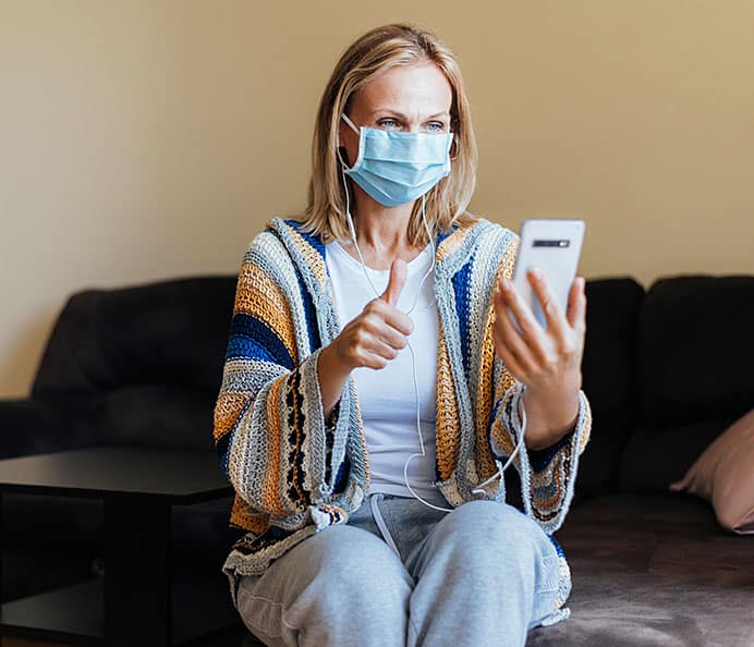 Mujer con mascarilla autoinmune.