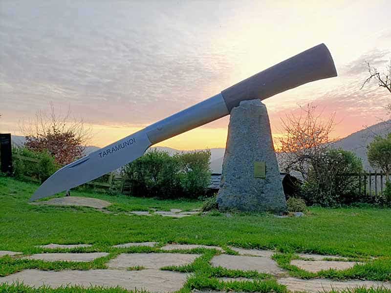 Juan Carlos Quintana, Museo de la Cuchillería: «Queremos contar cómo se utilizaba la madera» 6 La navaja más grande del mundo está en el Museo de Cuchillería de Taramundi; mide 7,20 metros y pesa 1.600 kg.