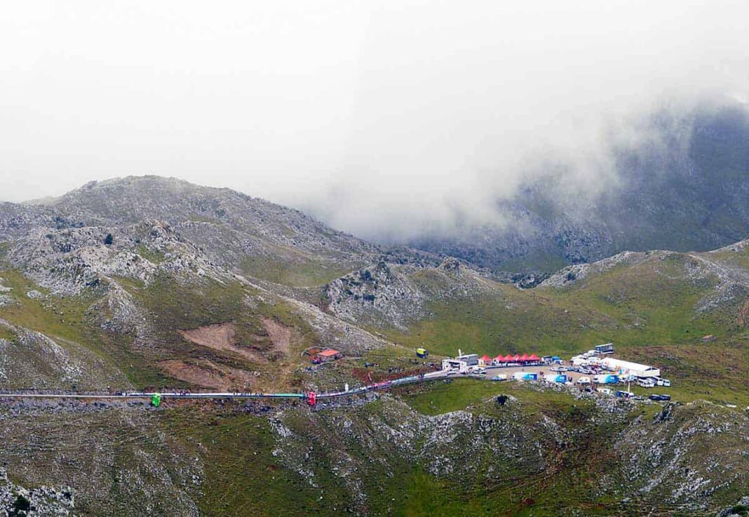 Cima de L'Angliru el día de La Vuelta en una edición anterior