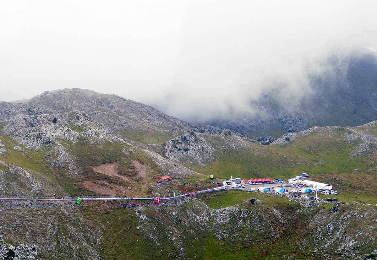 Angliru, mucho más que el final de una etapa Cima de L'Angliru el día de La Vuelta en una edición anterior