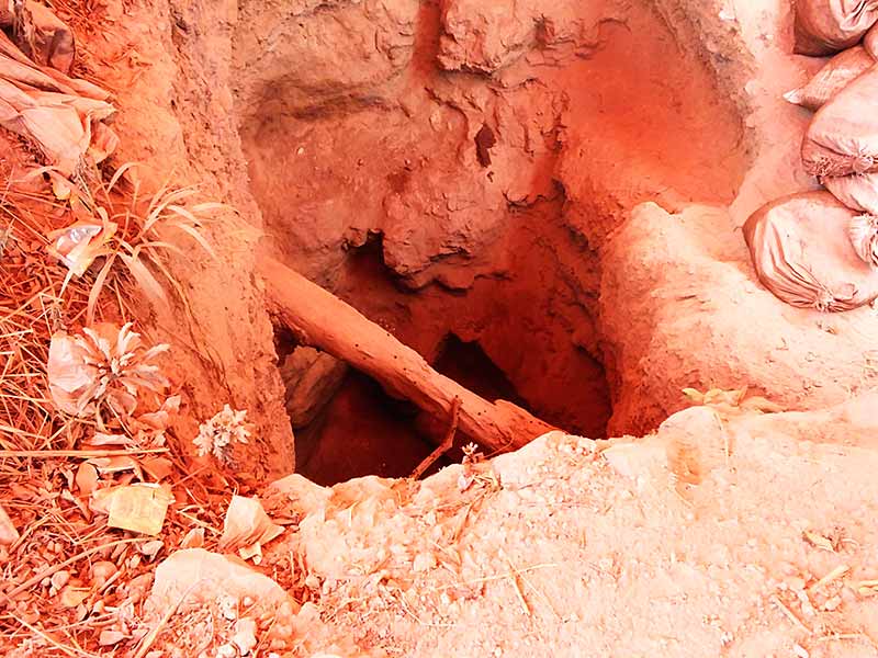 Agujero por el que entran los mineros para trabajar en las minas de Katanga, República Democrática del Congo.