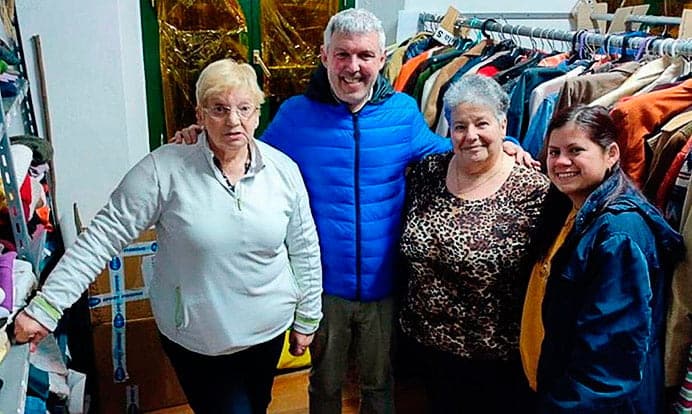 Parte del equipo de voluntarios que trabajan en el ropero solidario de Castropol