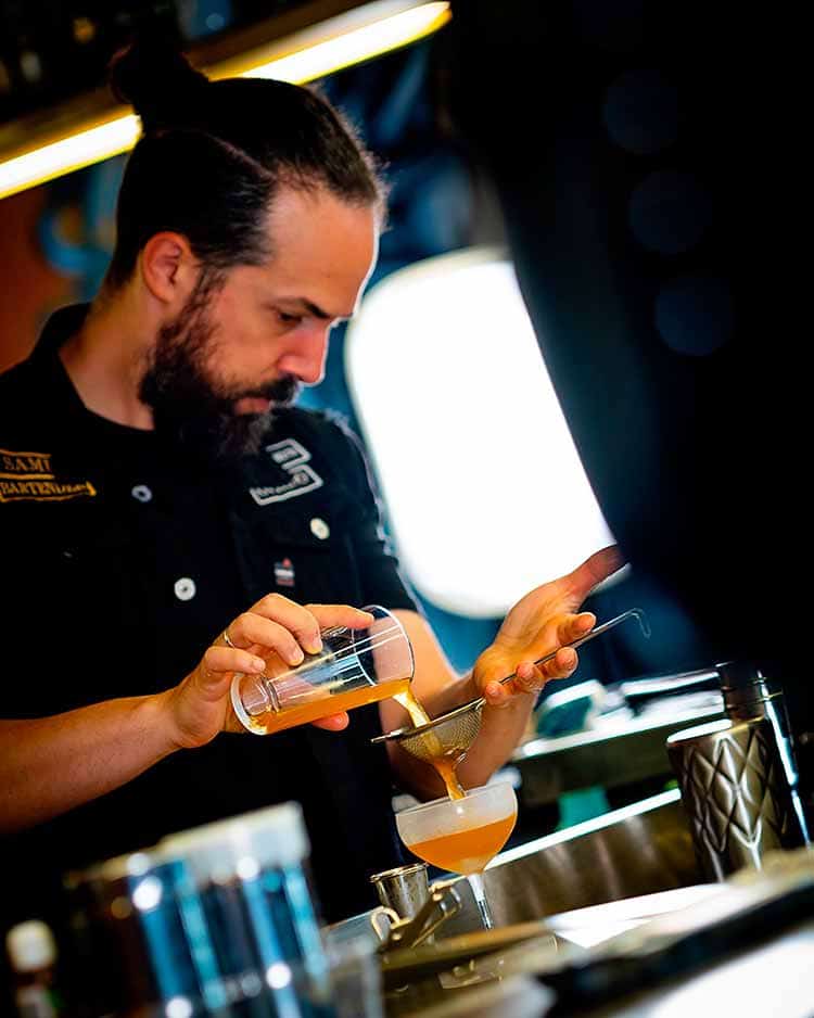 Samu Carro, bartender en El Alquimista (Oviedo)
