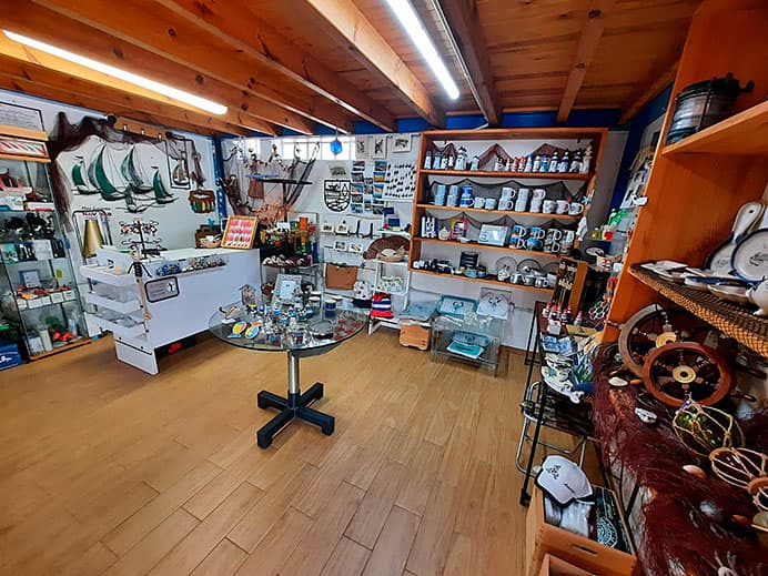 Imágenes del interior de la tienda de artesanía y artículos de pesca deportiva "Las Rederas" que Teté Costales tiene en Lastres.