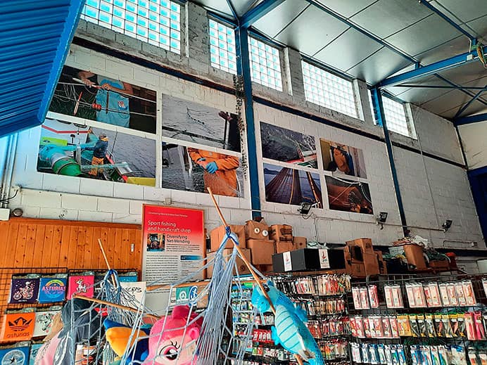 Tienda de artesanía y artículos de pesca deportiva que Teté Costales tiene en Lastres.