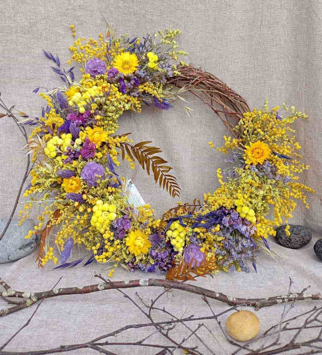 Corona de mimosas y flores lilas elaborada en el Taller floral Verdenaz