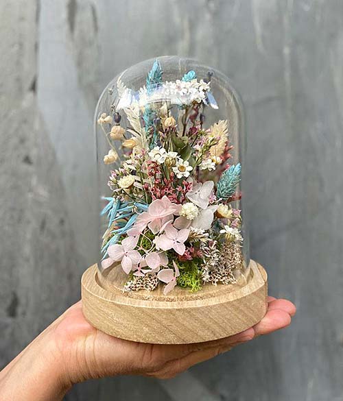 Cúpula de flores secas y preservadas elaboradas en el Taller floral Verdenaz.