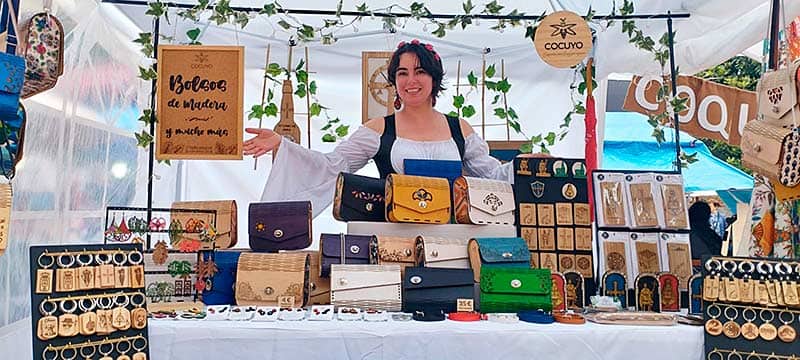Yen Domínguez con su puesto en un mercadillo en Asturias.