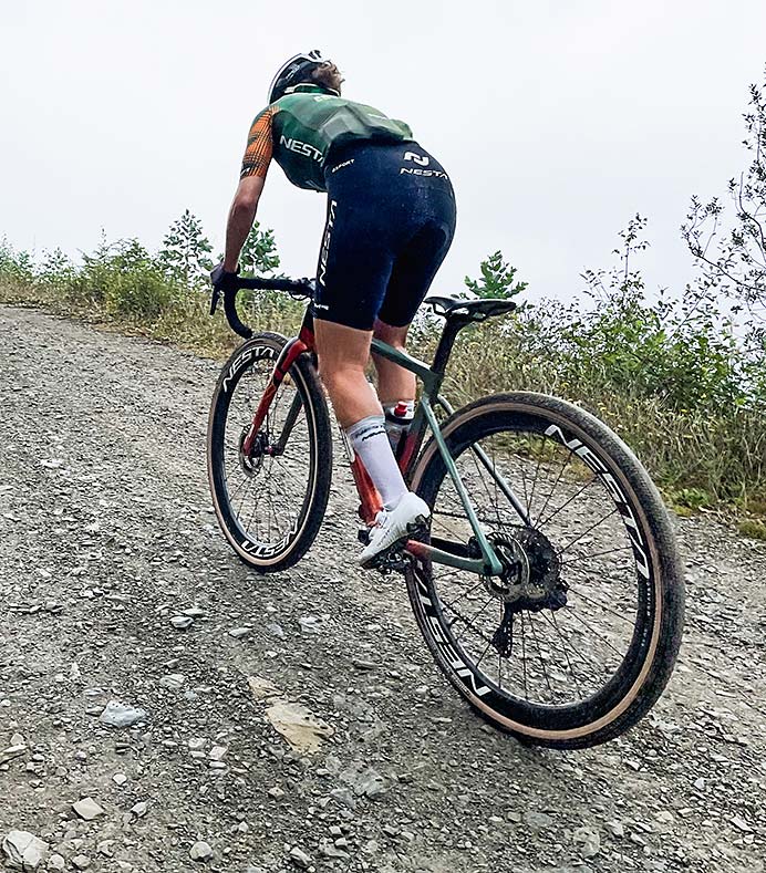 Ciclista del equipo Nesta en una prueba de gravel.
