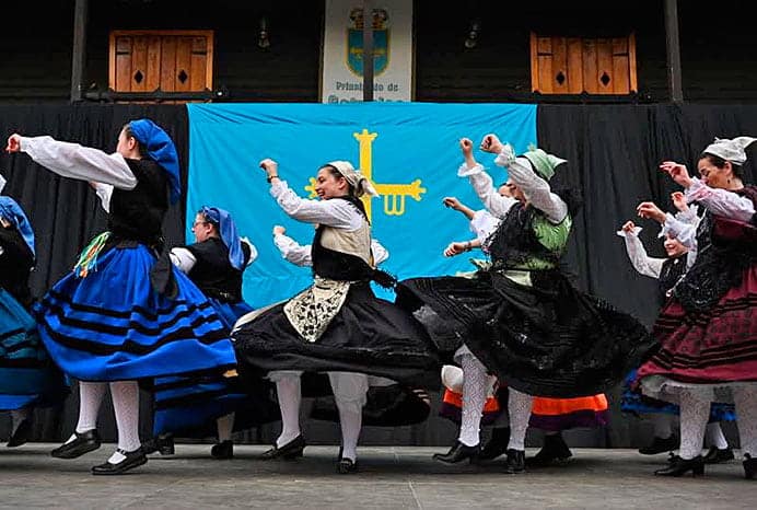 Baile regional de la comunidad asturiana en Chile.