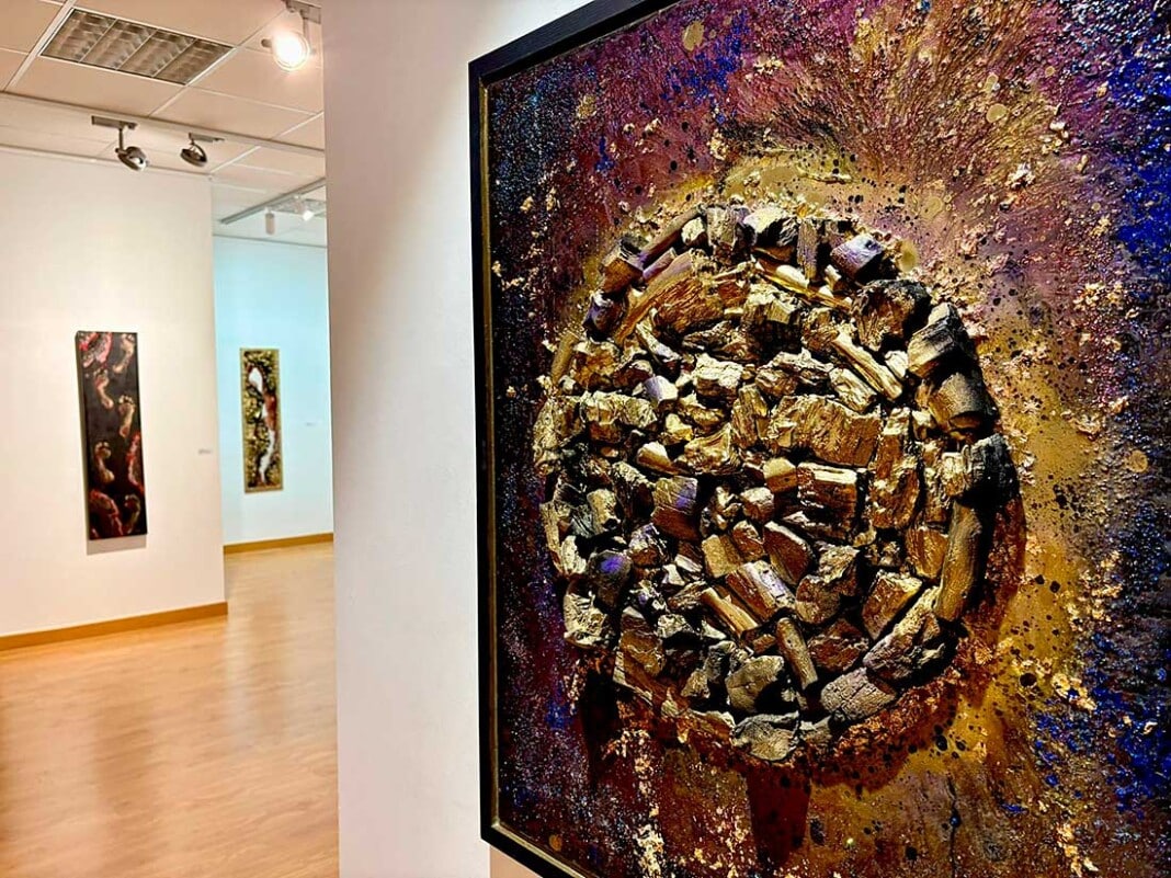 Exposición Aurum Obscurum de la artista Patricia L. Amorós en el Liceo de Navia