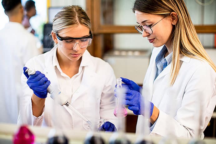 Estudiantes en laboratorio