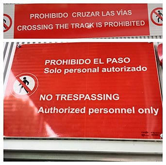 Carteles en español/inglés en el tren.