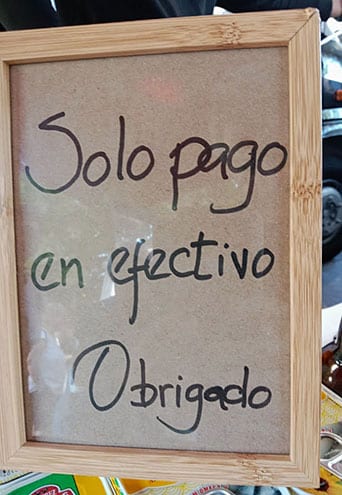 Cartel de un bar indicando que el pago solo se puede realizar en efectivo.